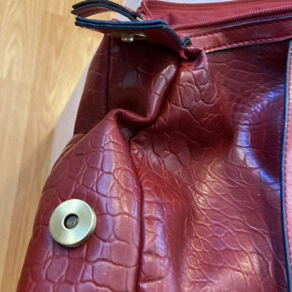 Bueno red faux leather travel bag - Picture 13 of 16